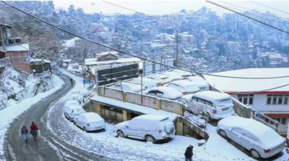 Vehicles stuck, tourists stranded after heavy snowfall in Himachal’s Manali; 700 rescued