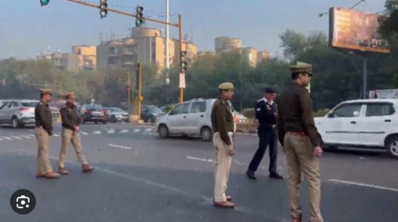 Noida: Police beefs up security ahead of farmers ‘Delhi Chalo’ march; traffic congestion at Chilla border