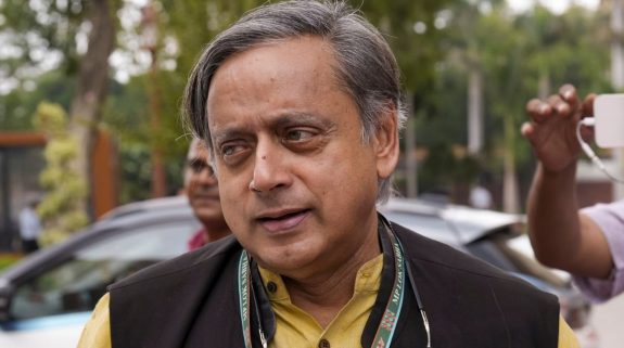 This govt does not want leaders to interact with people: Shashi Tharoor after Rahul Gandhi-led delegation stopped enroute to Sambhal