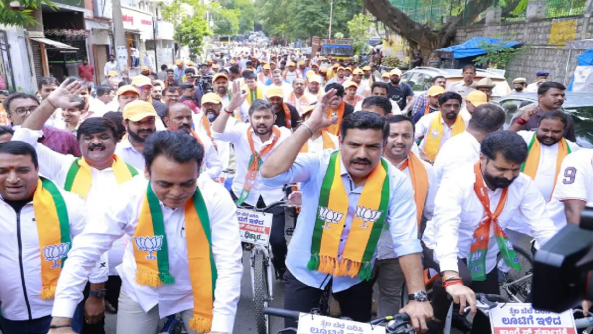 BJP workers hold protests in Bengaluru over 15 percent fare hike