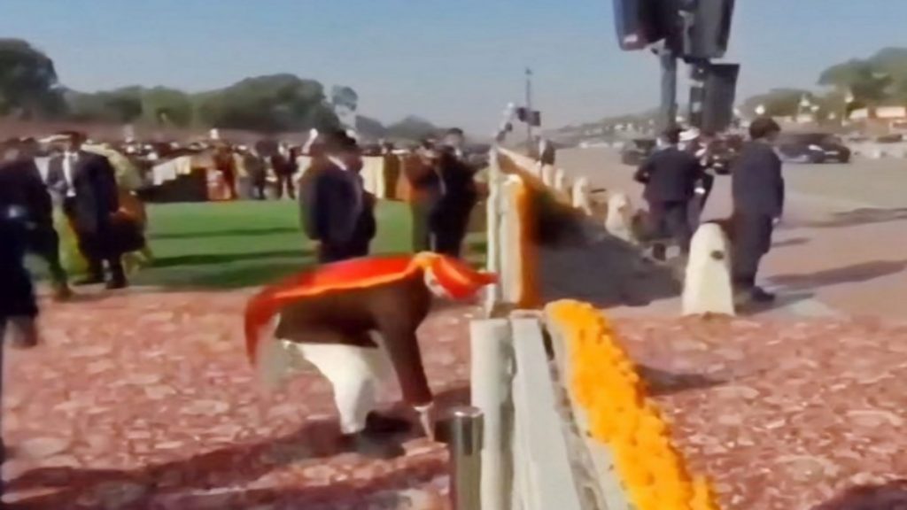 PM Modi picks up waste during Kartavya Path