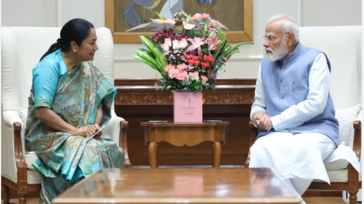 Delhi CM Rekha Gupta meets PM Modi at his residence