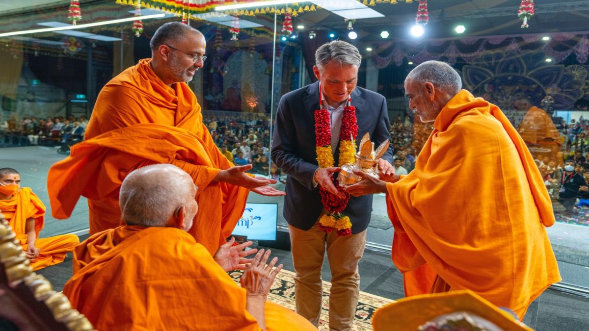 Deputy PM Of Australia visits Swami Maharaj