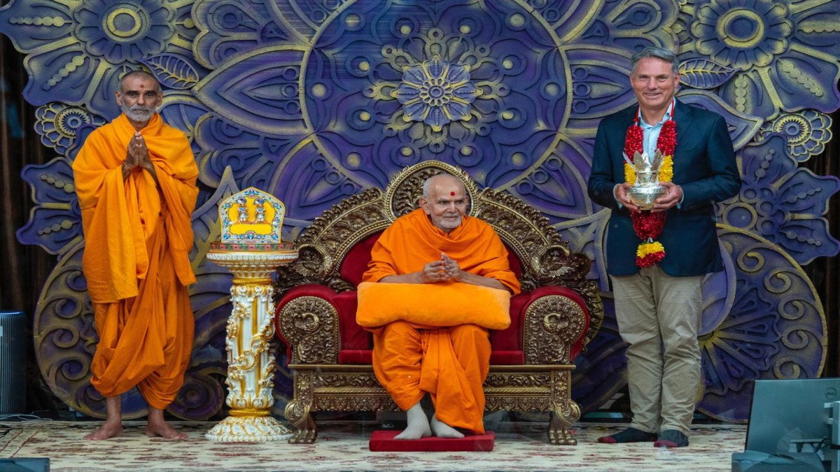 deputy PM of Australia and Swami Maharaj 