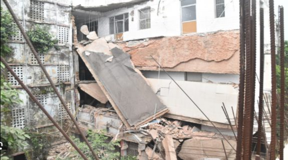 Part of dilapidated building collapses in Jharkhand’s Jamshedpur, two people dead