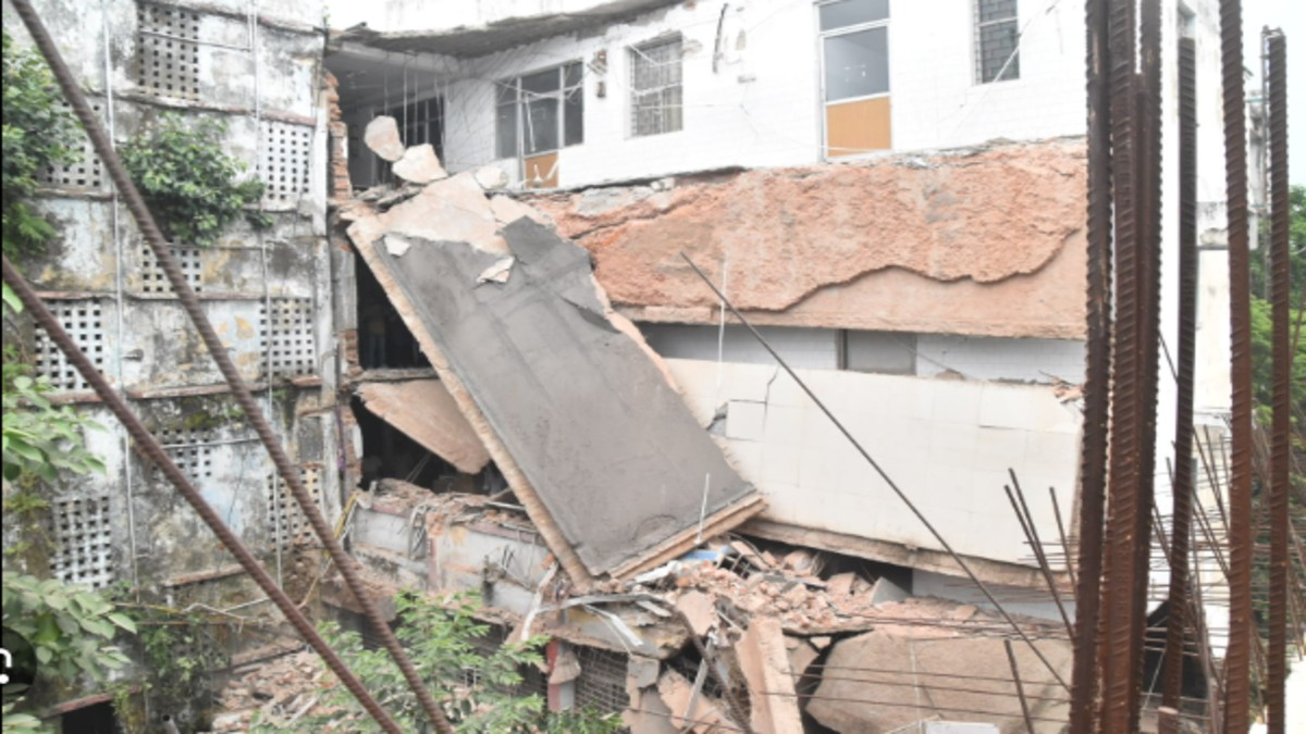 Part of dilapidated building collapses in Jharkhand’s Jamshedpur, two people dead