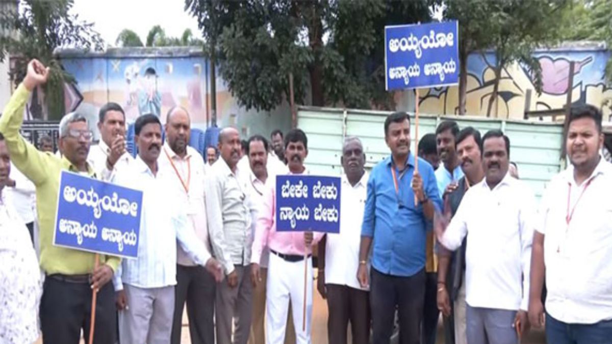 BBMP employees stage protest against Karnataka government