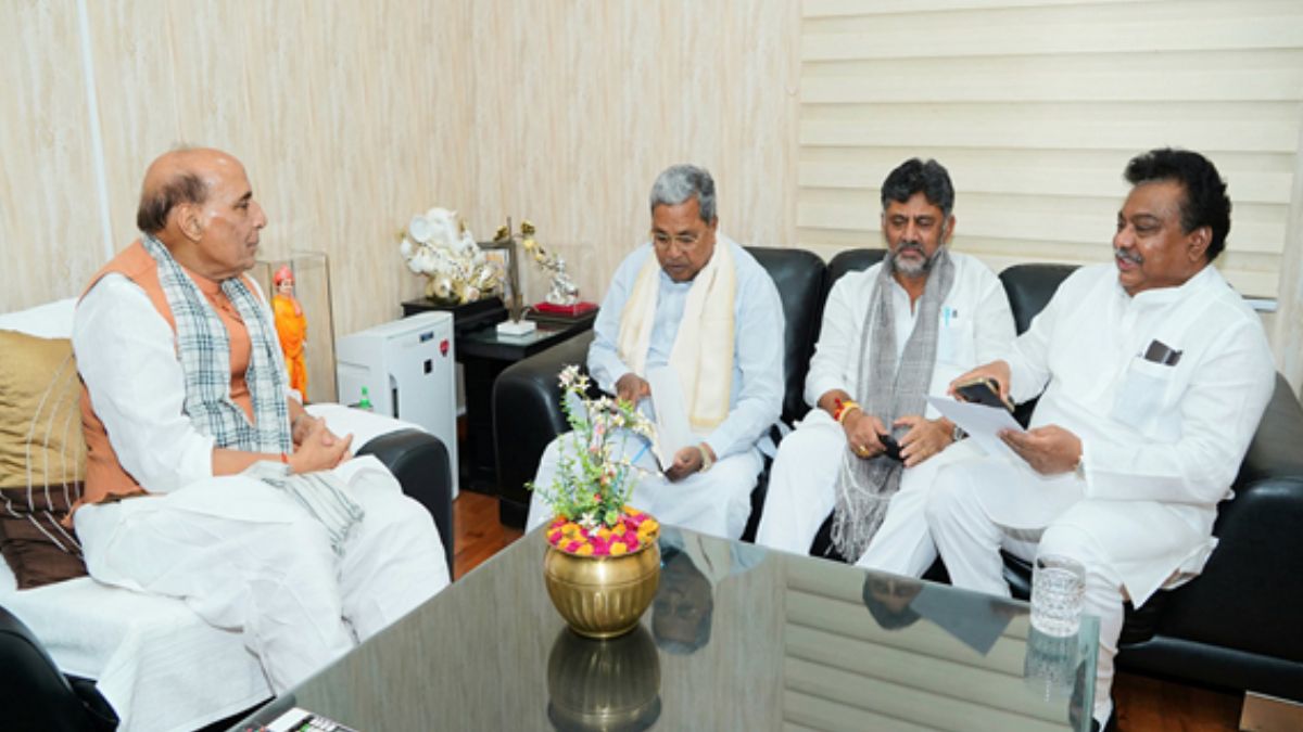 Delhi: Karnataka CM Siddaramaiah meets Defence Minister Rajnath Singh, discusses defence corridor in Bengaluru